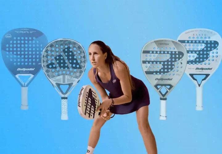Giocatrice di padel in azione, circondata da racchette Bullpadel. L'euforia e la potenza del gioco si percepiscono in ogni dettaglio.