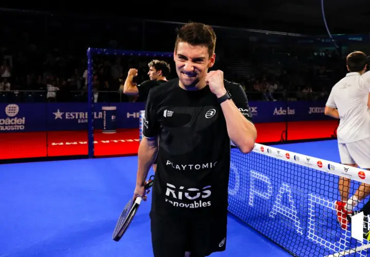 Martin Padel esulta sul campo dopo una partita vinta, con il pubblico sullo sfondo.