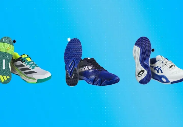 Tre paia di scarpe sportive su sfondo blu. Si nota la differenza tra scarpe da padel e tennis, con suole specifiche per ogni disciplina.