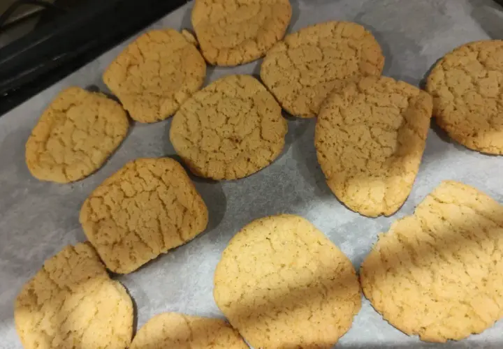 Biscotti dorati con farina di riso, appena sfornati e pronti per essere gustati.