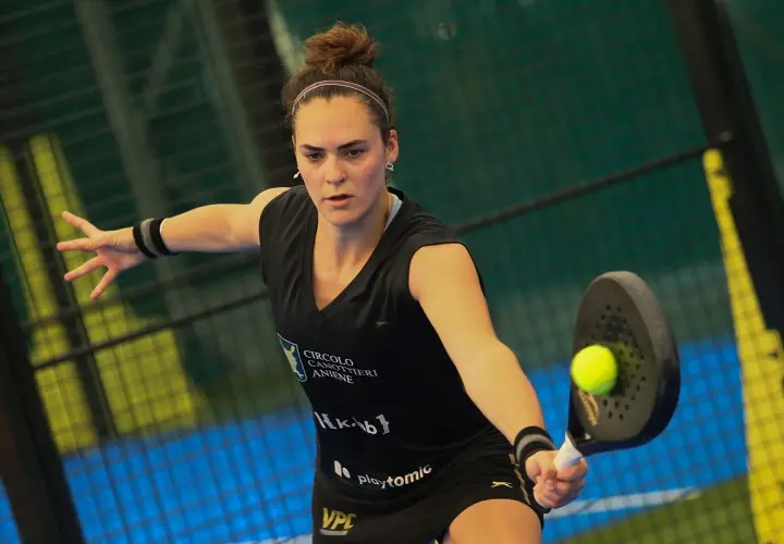 Carolina Orsi in azione, colpo deciso in partita di padel.