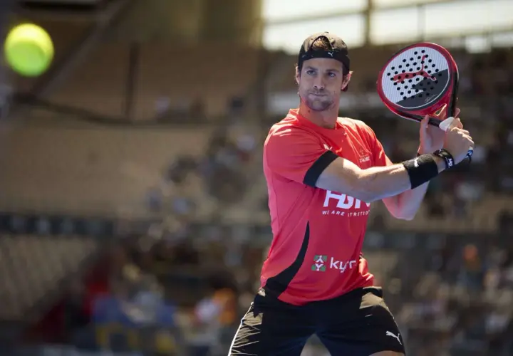 Momo Gonzalez in azione, pronto a colpire la palla con la sua racchetta da padel.