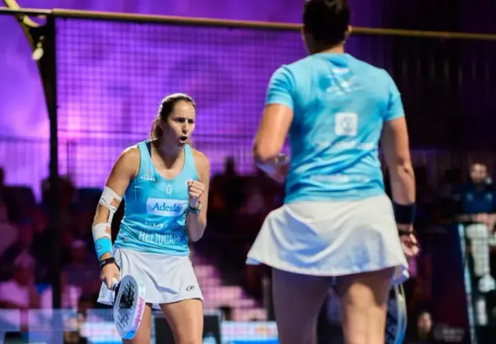 Gemma Triay esulta in campo da padel, con il pubblico sullo sfondo.