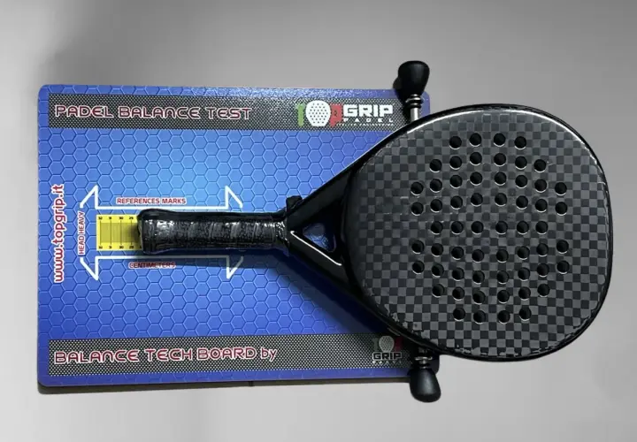 Racchetta da padel su tavola per test di bilanciamento. Misura il bilanciamento della racchetta per un gioco ottimale.