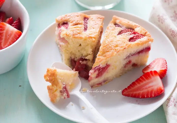 Fette di torta soffice con fragole fresche, un dolce invitante per ogni occasione.