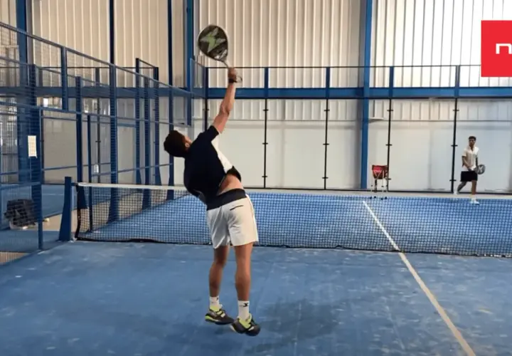 Giocatore di padel in azione, pronto a colpire la palla. La sua concentrazione è alta per fare punti padel.