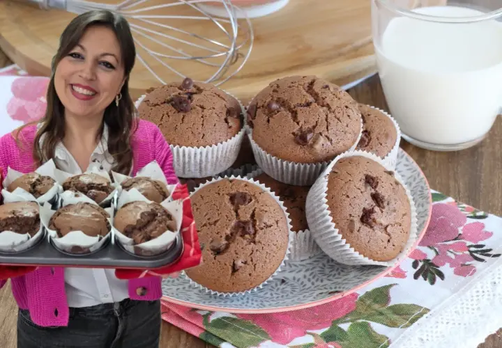 Donna sorridente presenta una teglia di muffin al cioccolato senza burro, perfetti per una colazione golosa.