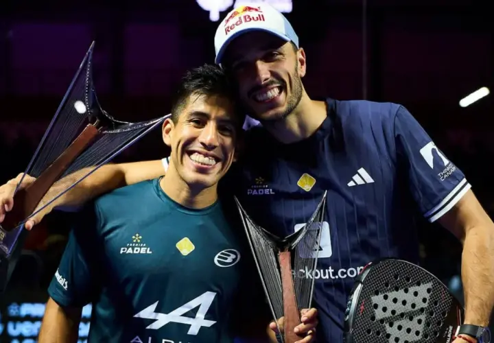 Galan e Chingotto festeggiano la vittoria con i trofei.