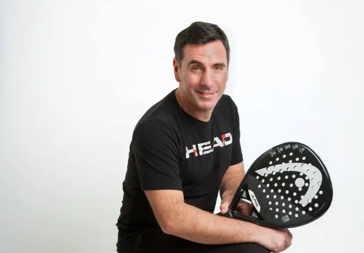 Gustavo Pratto, con la sua racchetta da padel HEAD, pronto per una partita.