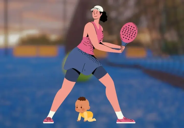 Donna incinta gioca a padel, con un bimbo che gattona ai suoi piedi.