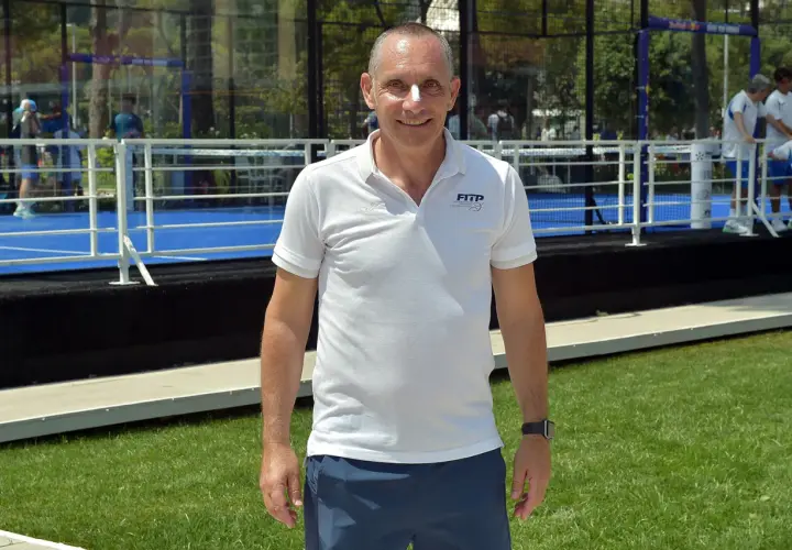 Nicola Bini sorride con un cerotto sul naso, pronto per una partita di padel.