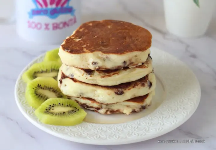 Pancake con yogurt greco e kiwi, una colazione golosa e leggera.