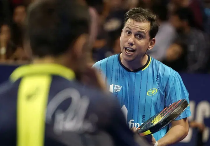 Giocatore di padel con racchetta, concentrato durante un tie break.