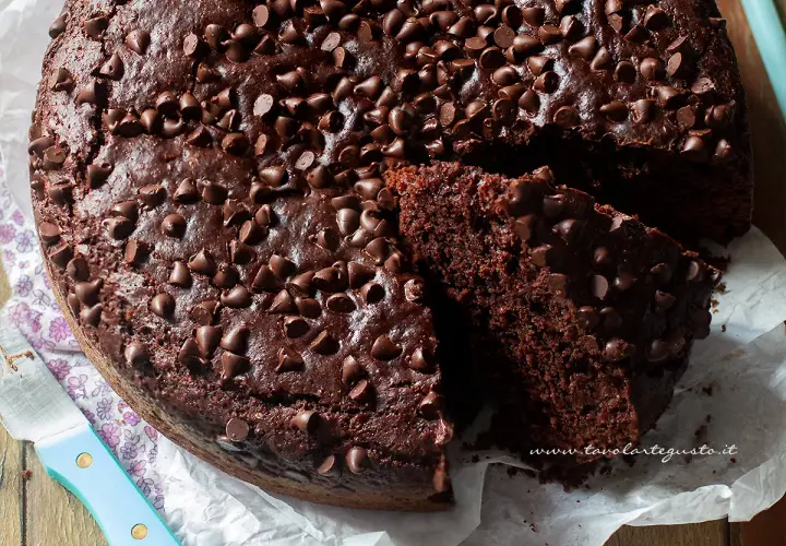 Deliziosa torta al cioccolato senza uova, ricca di gocce di cioccolato fondente. Perfetta per ogni occasione.