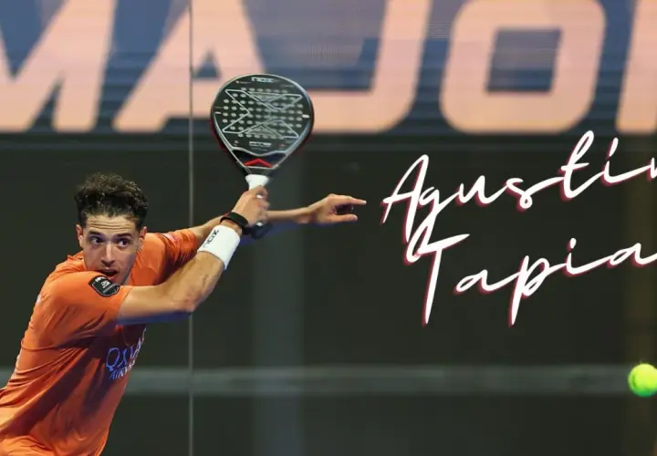 Agustin Tapia in azione con la racchetta da padel, pronto a colpire la palla.