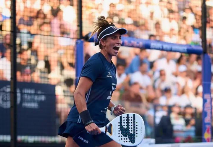 La giocatrice di padel Gonzalez esulta con la racchetta in mano, circondata da un pubblico entusiasta.