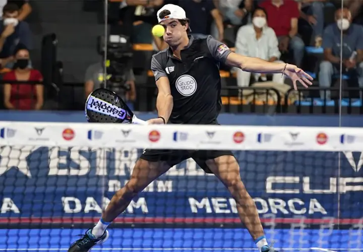 Giocatore di padel in azione, con un perfetto **split step** per colpire la palla.