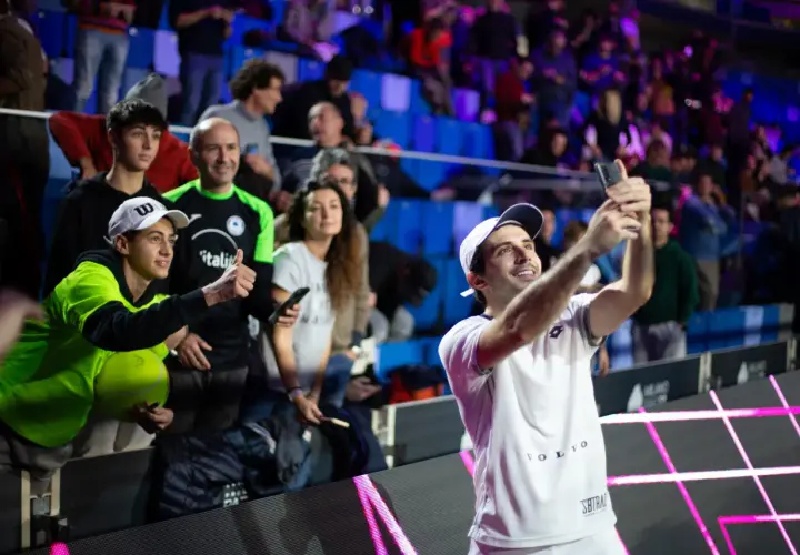 Luigi Carraro, giocatore di tennis, scatta un selfie con i tifosi entusiasti sugli spalti.