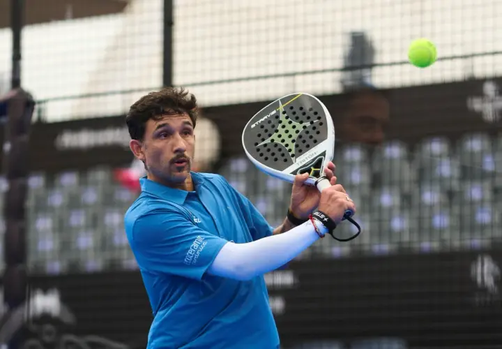 Sanyo Gutierrez in azione, colpisce la palla con la racchetta da padel.