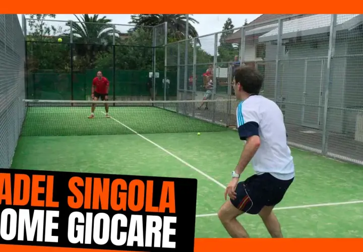 Due uomini giocano a padel singolo su un campo verde. La scritta "Padel Singola Come Giocare" è in primo piano.