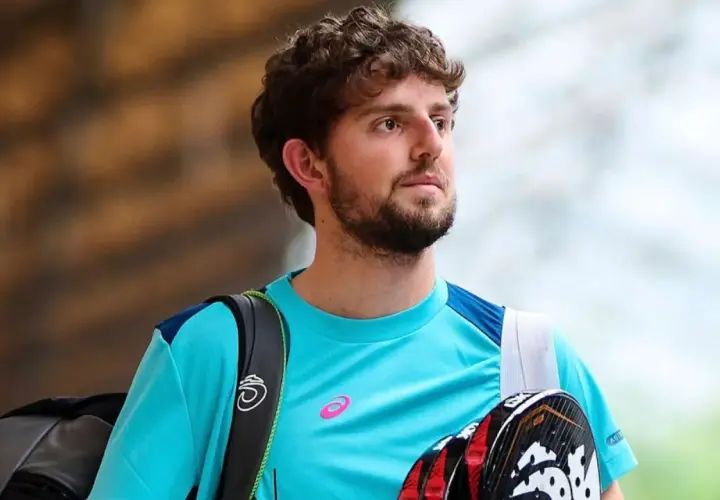 Mike Yanguas, con la sua racchetta da padel, pronto per la partita.