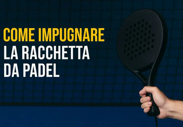 Mano che impugna una racchetta da padel nera, con testo "Come impugnare la racchetta da padel" su sfondo blu con rete.