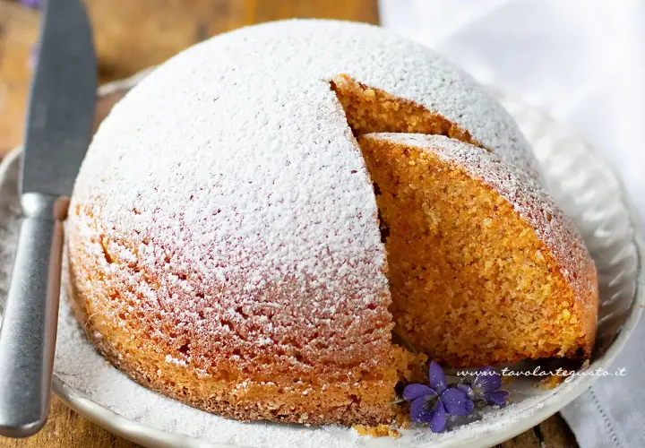 Torta soffice, perfetta per la colazione o la merenda, ispirata alla camille ricetta. Spolverata di zucchero a velo e decorata con un fiorellino viola.