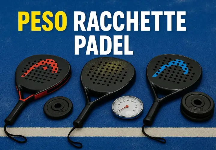 Tre racchette da padel, pesi e un bilancino per misurare il peso racchetta padel.