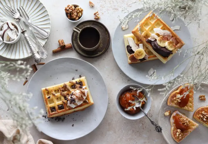 Una deliziosa ricetta waffle con crema, frutta e noci. Perfetta per una colazione speciale.