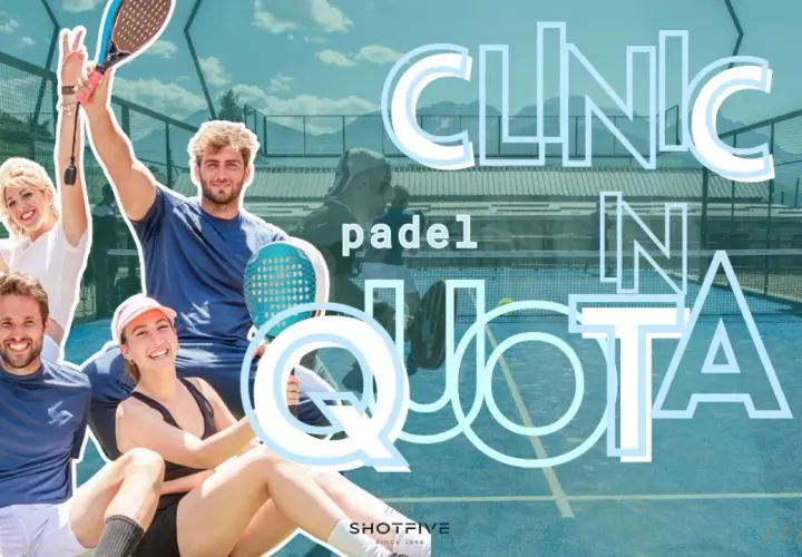 Quattro amici sorridono su un campo da padel, pronti per una padel clinic.
