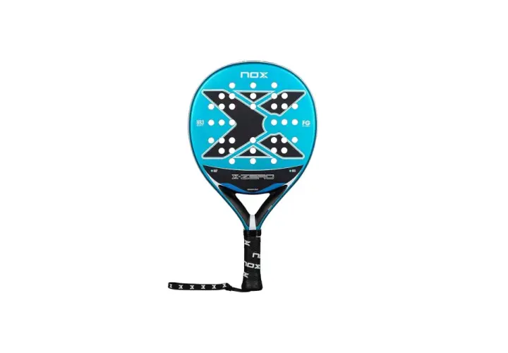 Racchetta da padel blu NOX X-ZERO con design a X nero e fori bianchi. Perfetta per colpi potenti.
