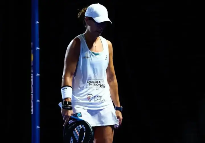 Lucia Sainz, giocatrice di padel, con racchetta in mano, guarda a terra dopo un punto.