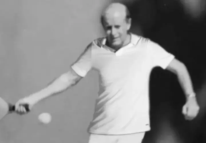 Enrique Corcuera, pioniere del padel, colpisce la palla con la racchetta.