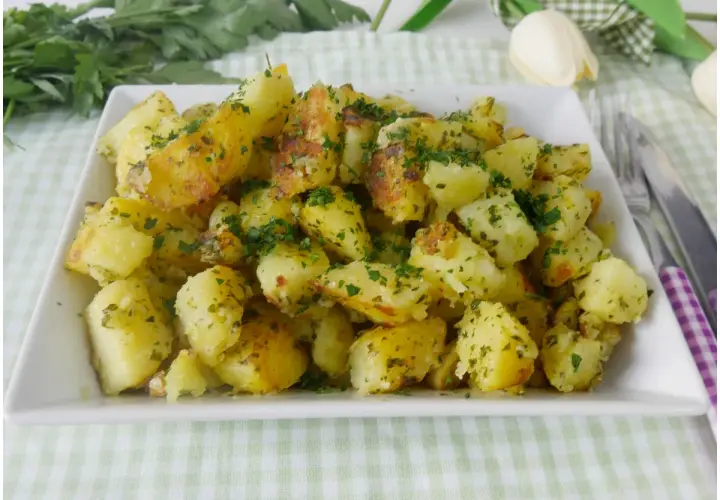 Patate prezzemolate dorate e croccanti, un contorno semplice e gustoso, pronto per essere servito.
