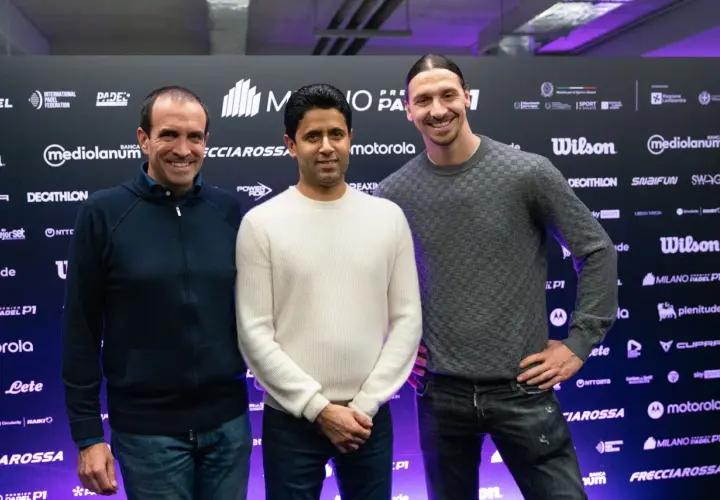Zlatan Ibrahimović sorride con due uomini davanti a uno sfondo con loghi di padel.