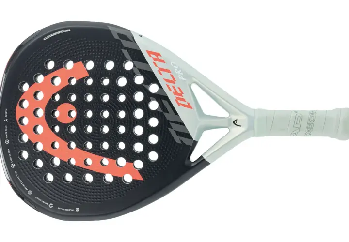 Pala Delta Pro Head, nera con logo arancione e bianco, pronta per colpire la palla.