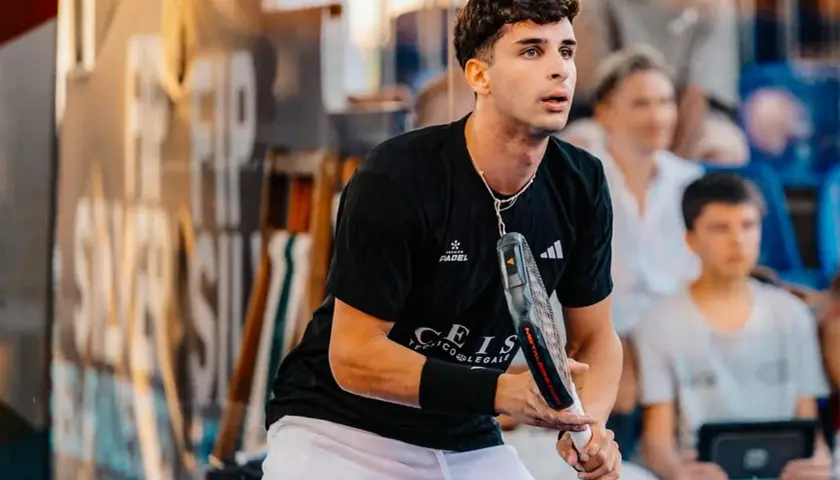 Flavio Abbate in azione sul campo da padel, concentrato e pronto a colpire la palla.