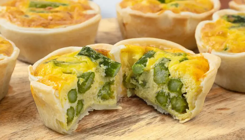 Delizioso tortino di asparagi, con la crosta dorata e un ripieno cremoso e ricco di verdure fresche.