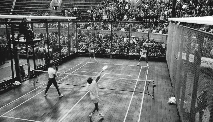 Partita di padel ad Acapulco, con giocatori in campo e pubblico sugli spalti.
