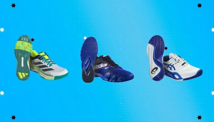 Tre paia di scarpe sportive su sfondo blu. Si nota la differenza tra scarpe da padel e tennis, con suole specifiche per ogni disciplina.