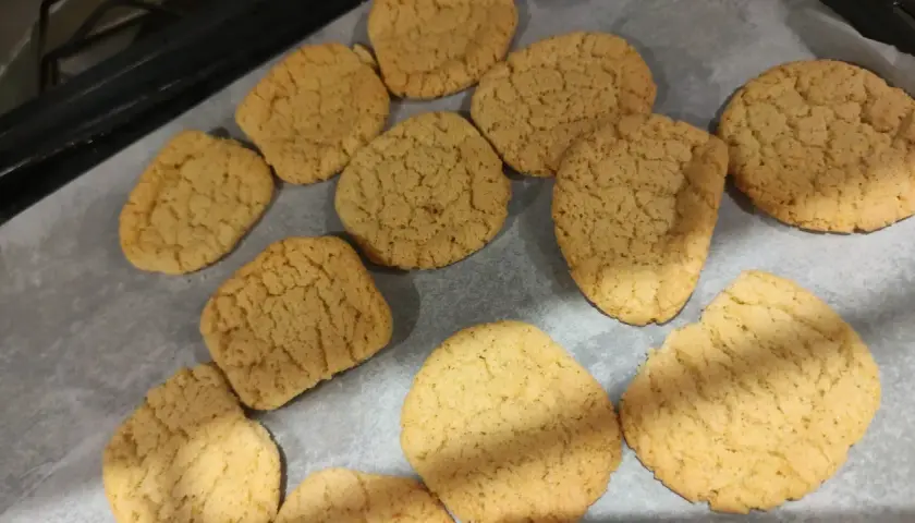 Biscotti dorati con farina di riso, appena sfornati e pronti per essere gustati.