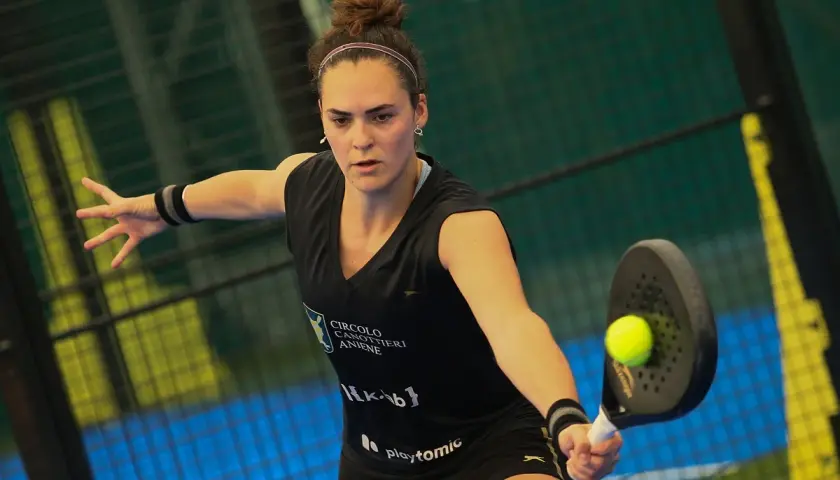 Carolina Orsi in azione, colpo deciso in partita di padel.