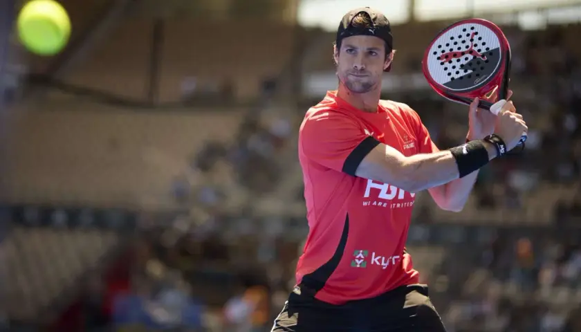 Momo Gonzalez in azione, pronto a colpire la palla con la sua racchetta da padel.