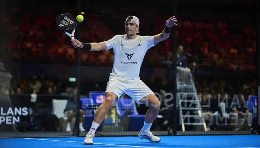 Il giocatore di padel, con abbigliamento adidas, colpisce la palla. È un momento di gioco intenso per adidas Ale Galan.