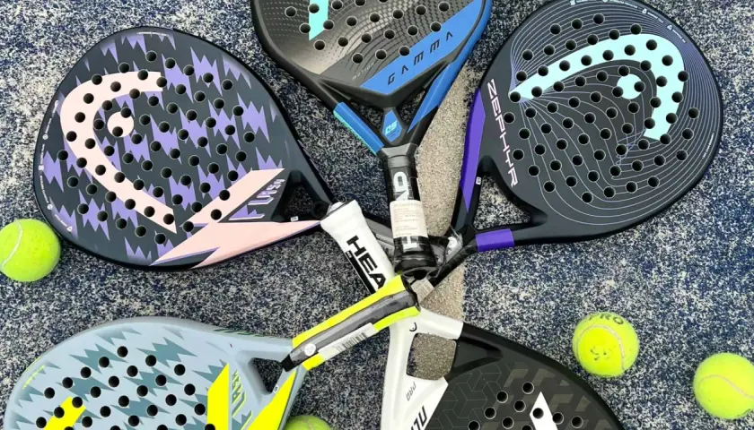 Racchette da padel con finitura in carbonio 3k, pronte per il gioco. Diverse grafiche e colori vivaci.