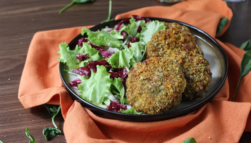Deliziose spinacine fatte in casa, croccanti fuori e morbide dentro, servite con un'insalata fresca.