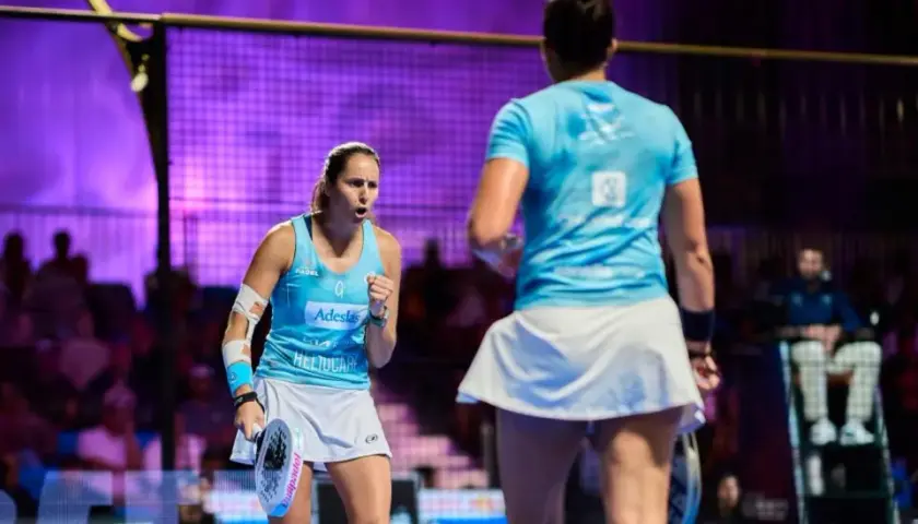 Gemma Triay esulta in campo da padel, con il pubblico sullo sfondo.