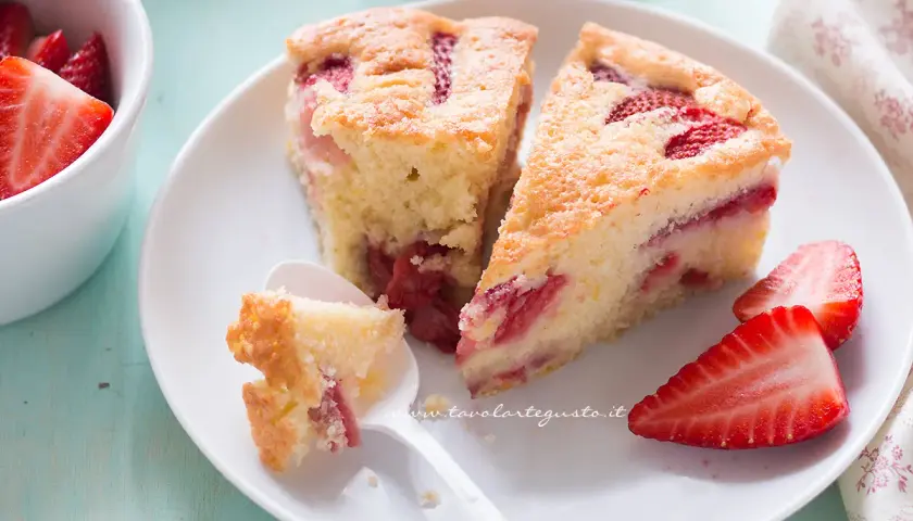 Fette di torta soffice con fragole fresche, un dolce invitante per ogni occasione.