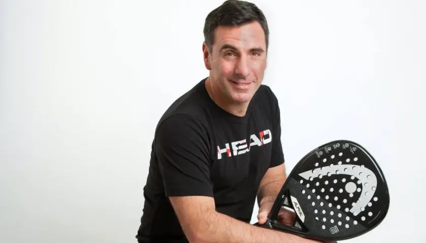Gustavo Pratto, con la sua racchetta da padel HEAD, pronto per una partita.