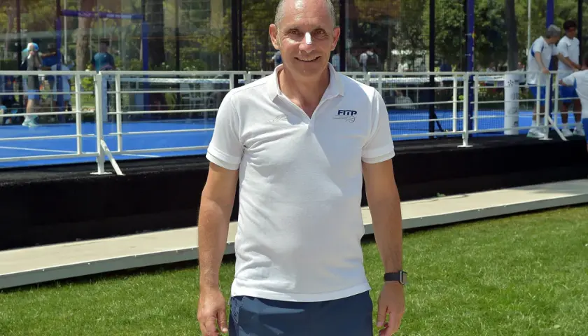 Nicola Bini sorride con un cerotto sul naso, pronto per una partita di padel.